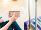 Referencial.Una viajera sostiene su pasaporte junto a su maleta antes de iniciar su vuelo durante la temporada de ofertas.