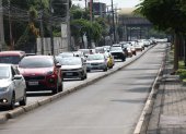 Un tramo de la avenida Carlos Julio Arosemena, en el norte de Guayaquil, colapsó por la afluencia de compradores a un establecimiento comercial.