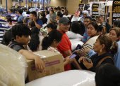 Decenas de compradores forcejearon en filas dobles durante un caótico inicio del Black Friday.