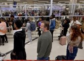Decenas de viajeros fueron captados este miércoles, 26 de noviembre, al hacer fila para abordar una avión, en la víspera del Día de Acción de Gracias.