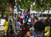 Personaje. Leonardo Muylaert en su visita en Ghana, alegrando a niños.