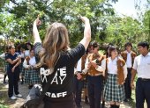 A través de visitas guiadas, diálogos con artistas y estrategias educativas innovadoras, GYEARTE–ARTEWAY impulsa procesos sensibles y académicos en jóvenes de distintos colegios.