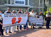 Jubilados y afiliados reclamaron en los exteriores de la Caja del Instituto Ecuatoriano de Seguridad Social atención médica para diabéticos y pacientes con enfermedades renales.