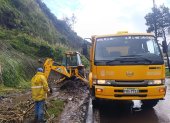 En el sector de Las Orquídeas se originó un deslizamiento de tierra que afectó en la movilidad. Maquinaria realiza trabajos de limpieza.