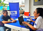 En el parque Simón Bolívar de Vuelta Larga,Esmeraldas, los ciudadanos recibieron apoyo de la BrigadaMóvil para registrar su RUC.
