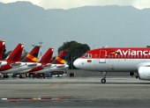 Fotografía de archivo que muestra un avión de la aerolínea Avianca aterrizando en el aeropuerto El Dorado, en Bogotá (Colombia).