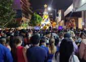 Ciudadanos bailan en la calle Imbabura durante la reactivación nocturna en la Zona Rosa de Guayaquil.