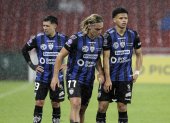 Los jugadores de Independiente del Valle salieron molestos tras caer 2-1 ante Liga de Quito.