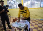 Un representante del Consejo Nacional Electoral de Honduras (CNE) prepara material electoral en un centro de votación este domingo 30 de noviembre, en Tegucigalpa.