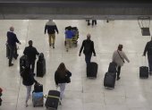 Viajeros. Cientos de españoles viajan cada año a Países Bajos en busca de mejores condiciones laborales.