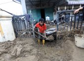 Residentes intentan limpiar su casa del barro en la zona de Meureudu , en banda Aceh, Indonesia.