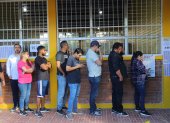 Personas hacen fila en un centro de votación este domingo 30 de noviembre, en Tegucigalpa, Honduras.