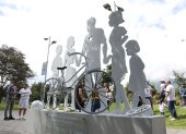 El monumento incluye una bicicleta blanca, símbolo de los ciclistas fallecidos en las vías.