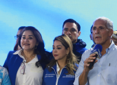 El aspirante presidencial del Partido Nacional, Nasry Asfura, ofrece declaraciones durante una rueda de prensa este domingo en Tegucigalpa (Honduras)