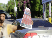 Un ciudadano sostiene la edición de El Heraldo de este lunes, a un día de las elecciones generales, en Tegucigalpa (Honduras)