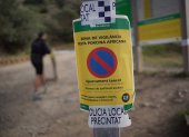 Barcelona. Una señal de advertencia se coloca en un poste, a la entrada del parque natural de Collserola.