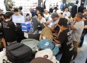 Personas comprando en una tienda del Mall del Sol aprovechando los descuentos.