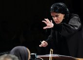 Paniz Faryoussefi, la primera mujer en dirigir la Orquesta Sinfónica de Teherán, dirige el conjunto en la Sala Vahdat de Teherán el 13 de noviembre de 2025.