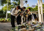 Multitud de personas depositan ofrendas florales en memoria de las víctimas del incendio en el complejo residencial Wang Fuk Court, Hong Kong, China, el 29 de noviembre de 2025.