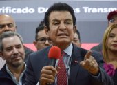 El candidato a la Presidencia, Salvador Nasralla es captado este martes, durante la presentación de la copia de las actas de votación de los comicios del domingo, en Tegucigalpa (Honduras).