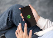 Usuarios revisan su resumen musical del Spotify Wrapped 2025 desde la app.