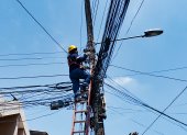 En Guayaquil, hay luminarias públicas cuyo mantenimiento pertenece a la Corporación Nacional de Electricidad (CNEL) y otras al Municipio.