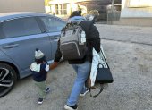 La inmigrante colombiana Yarlidis Goez-Santos y su hijo salen de su casa para el viaje de la autodeportación hacia su país de origen en Tucson, Arizona (EE.UU.).