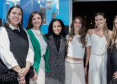 María Eugenia Mosquera, brand lead de Banco Guayaquil, junto a las representantes de los emprendimientos ganadores de la tercera fase del Amex Shop Small Pop Up.