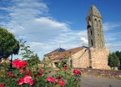 Vista de la Iglesia de Mombuey. La comarca de Sanabria, en Zamora, fue una de las más afectadas por los incendios durante el verano de 2025.