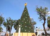 El árbol navideño de 12 metros se instaló a la altura del bulevar 9 de Octubre.