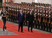 El presidente Emmanuel Macron y el presidente Xi Jinping, pasan revista a la guardia de honor durante una visita de Estado al Gran Salón del Pueblo en Pekín, el 4 de diciembre de 2025.