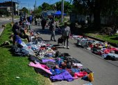 La gente camina por un mercado callejero en Villa Fiorito, en las afueras de Buenos Aires, el 19 de octubre de 2025