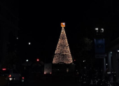 El árbol de Navidad de 12 metros en el Malecón 2000 ilumina Guayaquil este 4 de diciembre de 2025.