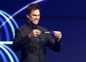 Tom Brady sostiene el boleto de Brasil durante el Sorteo Final de la Copa Mundial de la FIFA 2026.
