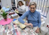 Pacientes. Loli Tudela revisa los cojines con forma de corazón que los integrantes confeccionan para donar a las pacientes con cáncer.