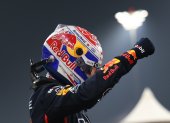 EL piloto de Red Bull Racing Max Verstappen levanta la mano en señal de victoria.