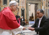 El papa León XIV recibe las credenciales de uno de los nuevos embajadores ante la Santa Sede durante una audiencia en el Vaticano.