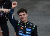 El piloto de McLaren, Lando Norris, celebra el título de la Fórmula Uno luego del Circuito en Abu Dhabi Grand Prix