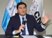 El consejero electoral Marlon Ochoa habla durante una rueda de prensa este domingo, en Tegucigalpa (Honduras). Una semana después de las elecciones generales celebradas en Honduras, el país sigue sin conocer los resultados, mientras conteo oficial no se actualiza desde el viernes, aumentando la incertidumbre y atizando las denuncias de irregularidades. EFE/ Gustavo Amador