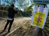 Uno de los accesos al Parque Natural de Collserola alertando de la presencia de la peste porcina.