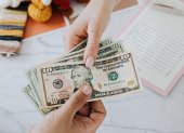 Especialistas recomiendan destinar parte del décimo a ahorro, pago de deudas o inversiones seguras para fortalecer la estabilidad financiera del 202
