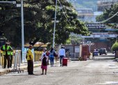 La gente camina para cruzar el puente fronterizo Internacional Simón Bolívar entre Colombia y Venezuela, el 5 de diciembre de 2025.