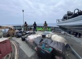 Siete ciudadanos ecuatorianos fueron trasladados a Manta tras ser aprehendidos en tres operaciones ejecutadas en alta mar.