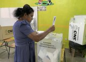 Una persona vota este domingo, 7 de diciembre de 2025, en San Antonio de Flores, Paraíso (Honduras).