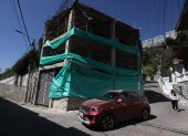La construcción también afecta la movilidad, pues se ubica en una calle angosta y de doble sentido que, además, carece de señalización.