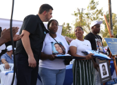 Aquiles Álvarez junto a las familias de las víctimas.