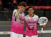 Federico Chingotto (i) Agustín Tapia luego de un partido de Pádel.