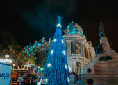 El Municipio de Guayaquil ha instalado árboles navideños en puntos del centro, norte y sur de la ciudad, como la Plaza de la Administración.