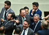 Diputados celebran durante la votación que aprobó un proyecto de ley que busca reducir las penas del expresidente ultraderechista Jair Bolsonaro.