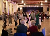 Bailarines de salón participan en un baile de té por la tarde, en el Ayuntamiento de Sheffield, en Sheffield, norte de Inglaterra, el 25 de septiembre de 2025.